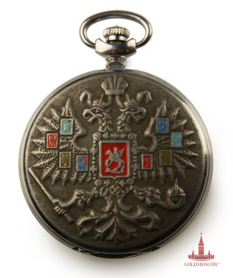 W1857.jpg Часы карманные «Герб Российской империи» Изображение двуглавого орла существовало с периода шумерской цивилизации в 4-ом тысячелетнии до нашей эры. В Россию герб был привезен невестой из византийской столицы Константинополя для Ивана III , нареченной Софьей Фоминичной 12 ноября 1472 года. Далее герб видоизменялся и только при царствовании Александра II высочайше был подписан указ об утверждении образа герба Российской империи. Изображение двуглавого орла, выполненное русским художником Александром Фадеевым, было утверждено императором 8 декабря 1856 года. А 11 апреля 1857 года последовало Высочайшее утверждение всего комплекта государственных гербов. На крыльях орла, в том числе на правом помещались щиты с гербами Казани, Польши, Херсонеса Таврического и объединенным гербом Великих Княжеств (Киевского, Владимирского, Новгородского), на левом - щиты с гербами Астрахани, Сибири, Грузии, Финляндии.
Тыльная сторона часов имеет изображение святого Георгия Победоносца, определённого с древних времен, как основополагающий покровительствующий символ Руси и Московского княжества.